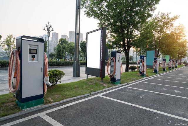 環(huán)保戶外電動(dòng)汽車充電樁攝影圖 綠色動(dòng)力的視覺贊歌